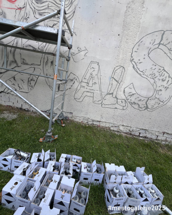 MĚSTO=GALERIE Turnov 2025 RASCALS STREETART final MĚSTO=GALERIE Turnov 2025 RASCALS STREETART final