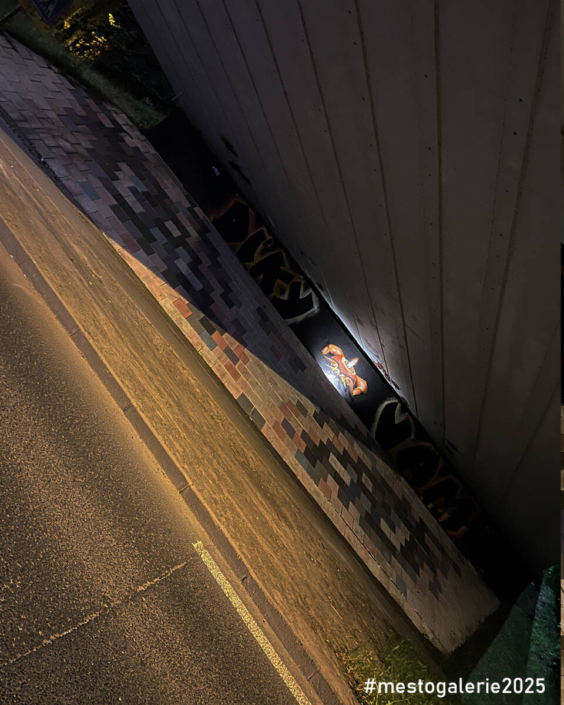 MĚSTO=GALERIE Turnov 2025 rozsvícená svíčka pro paní Maierovou