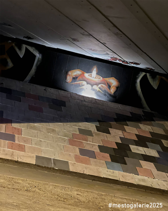 MĚSTO=GALERIE Turnov 2025 rozsvícená svíčka pro paní Maierovou