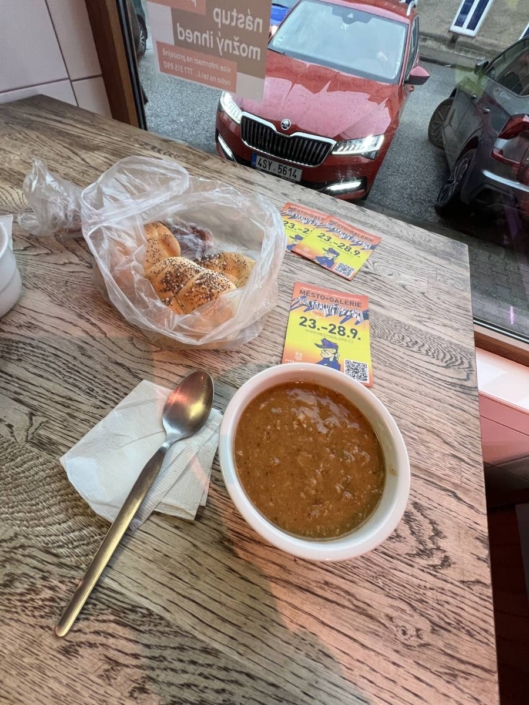 MĚSTO=GALERIE Dvůr Králové nad Labem 2025 proces MĚSTO=GALERIE Dvůr Králové nad Labem 2025 proces